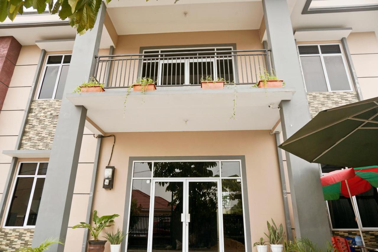 Oyo 1394 Rumaisa Homestay Syariah Pekanbaru Exterior foto